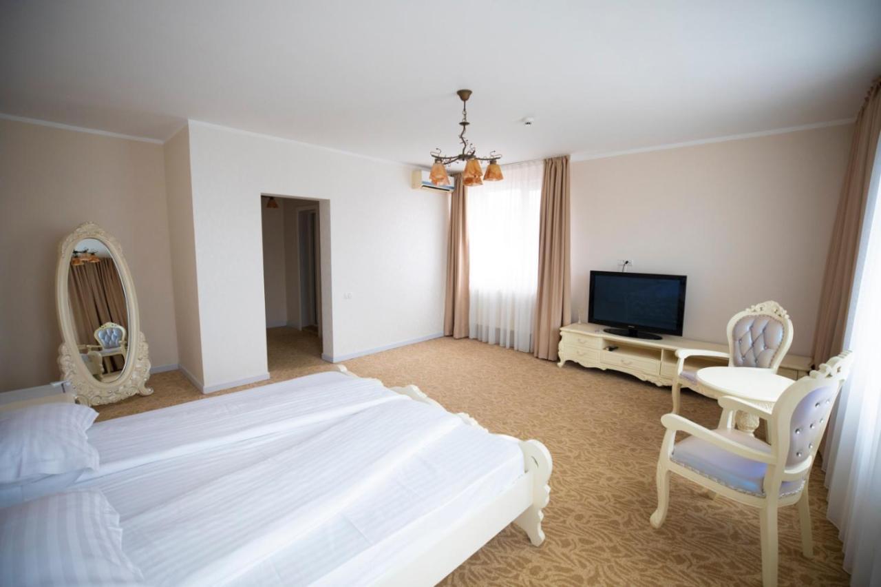 Regal Ballroom Caransebeş Buitenkant foto